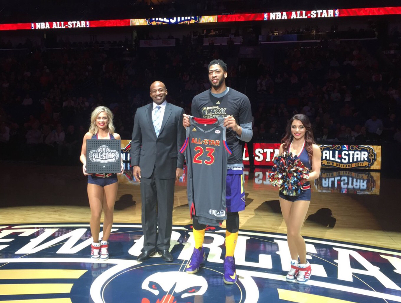 包含今晨体能课后；新奥尔良鹈鹕更衣室发声备战全明星赛；态度坚定；年轻球员得到机会的词条